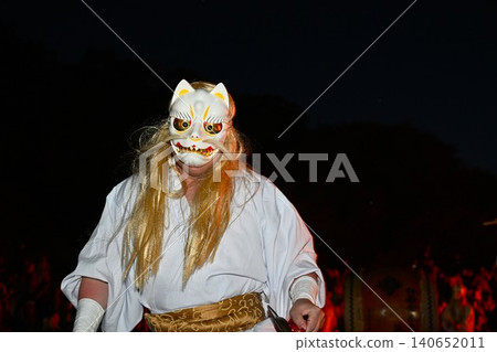 Nasu Sacred Fire Festival: White-faced, golden-haired nine-tailed fox drum performance, Tochigi Prefecture Nasu Sacred Fire Festival: White-faced, golden-haired nine-tailed fox drum performance, Tochigi Prefecture 140652011