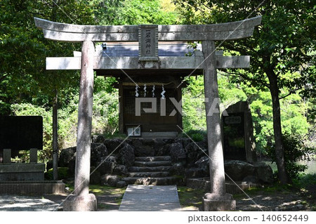 Ippeki Lake Shrine on a sunny morning, Shizuoka 140652449