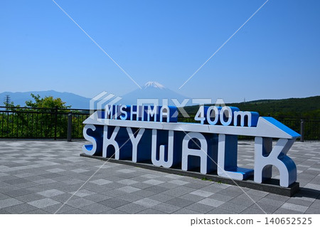 晴天的靜岡,三島天空步道和富士山。 晴天的靜岡,三島天空步道和富士山。 140652525