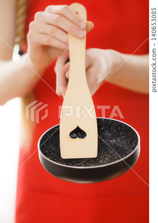 Woman hand holding cooking pan and spatula Woman hand holding cooking pan and spatula 140653085