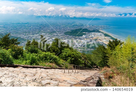 從高屋神社的石階可以俯瞰贊岐平原和瀨戶內海。 從高屋神社的石階可以俯瞰贊岐平原和瀨戶內海。 140654019