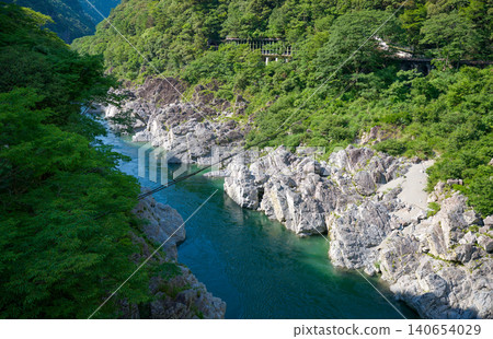 伊亞路蜿蜒穿過山谷和奧博克峽谷清澈的溪水 伊亞路蜿蜒穿過山谷和奧博克峽谷清澈的溪水 140654029