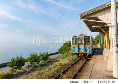 火車停靠在下灘站，可以欣賞瀨戶內海的景色。 140654046
