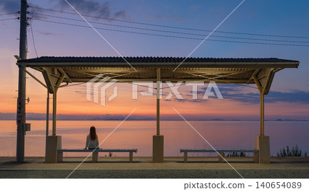 黃昏時分，一位旅客站在下灘站。 140654089
