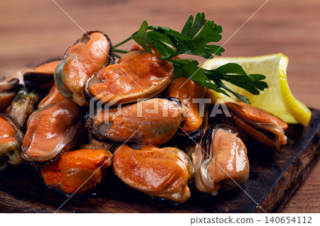 mussels without shell, boiled, mussels, peeled, on a chopping board, with lemon and parsley, mussels in Chilean, top view, no people, mussels without shell, boiled, mussels, peeled, on a chopping board, with lemon and parsley, mussels in Chilean, top view, no people, 140654112