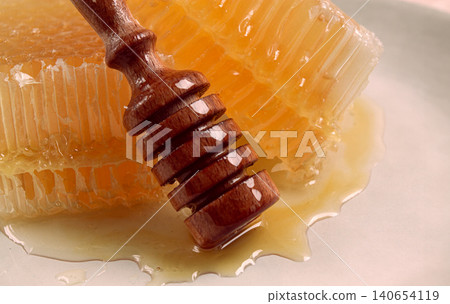 honeycomb, with a wooden spoon-spindle, on a plate, no people, honeycomb, with a wooden spoon-spindle, on a plate, no people, 140654119