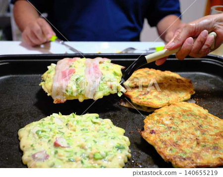 Okonomiyaki cooking kitchen Okonomiyaki cooking kitchen 140655219