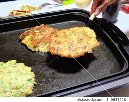 Okonomiyaki cooking kitchen Okonomiyaki cooking kitchen 140655228
