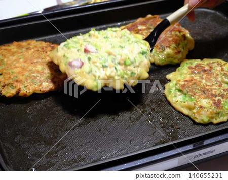 Okonomiyaki cooking kitchen 140655231