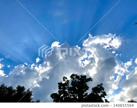一道光環從雲層外照射而出。 一道光環從雲層外照射而出。 140655504