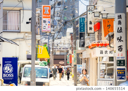 東京JR常磐線金町站南口的商業街。 東京JR常磐線金町站南口的商業街。 140655514