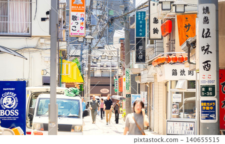 東京JR常磐線金町站南口的商業街。 東京JR常磐線金町站南口的商業街。 140655515