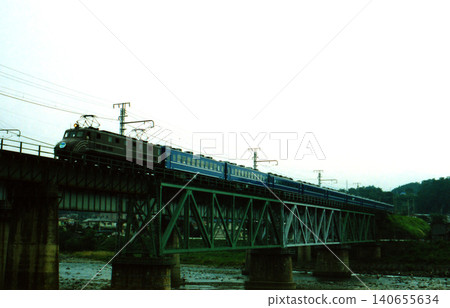 A special train pulled by an EF55 electric locomotive crosses the Taisho Bridge. 140655634