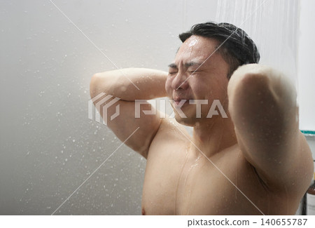二十多歲的男人在洗澡 二十多歲的男人在洗澡 140655787