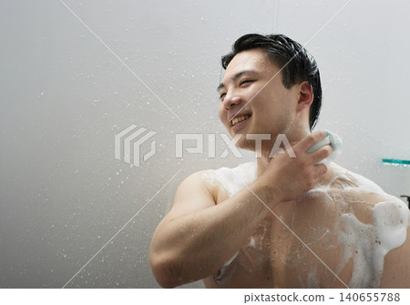 二十多歲的男人在洗澡 二十多歲的男人在洗澡 140655788