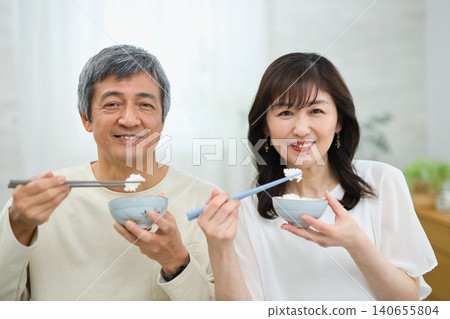 一對六十多歲的夫婦正在享用美味的早餐。 140655804