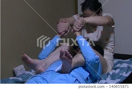 A tall woman who performs hypnosis 140655871
