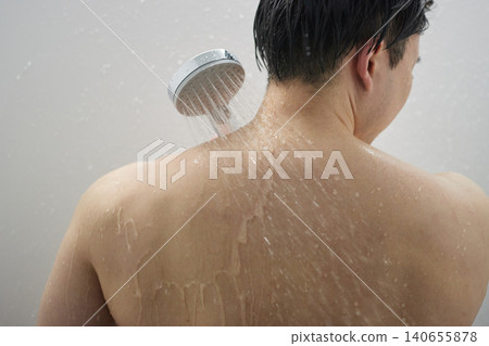 二十多歲的男人在洗澡 二十多歲的男人在洗澡 140655878