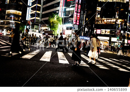 Street snapshots capturing the dynamism of people passing through the Sukiyabashi scramble crossing late at night. Street snapshots capturing the dynamism of people passing through the Sukiyabashi scramble crossing late at night. 140655899