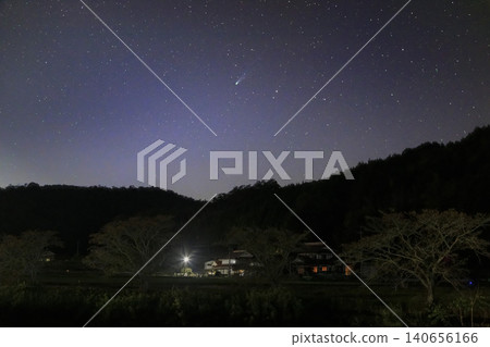 在山村的夜晚,萊蒙彗星劃過天際。 在山村的夜晚,萊蒙彗星劃過天際。 140656166