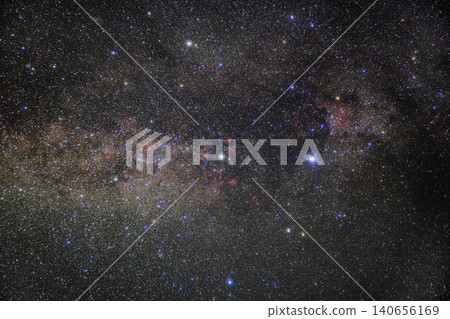 位於秋分之星鳥座的天津四和天津四周圍的星雲。 位於秋分之星鳥座的天津四和天津四周圍的星雲。 140656169
