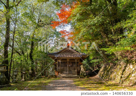 秋日景色,位於鳥取縣鳥取市甲府町宇部神社內,甲府神社正殿。 秋日景色,位於鳥取縣鳥取市甲府町宇部神社內,甲府神社正殿。 140656330
