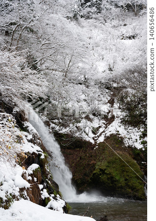 Snowscape of Ginzan Onsen and the lights of the inns (Yamagata, winter) 140656486