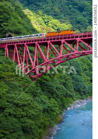 黑部峽鐵道的紅橋(富山縣宇那月市) 黑部峽鐵道的紅橋(富山縣宇那月市) 140656652