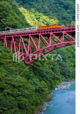 黑部峽鐵道的紅橋(富山縣宇那月市) 黑部峽鐵道的紅橋(富山縣宇那月市) 140656669
