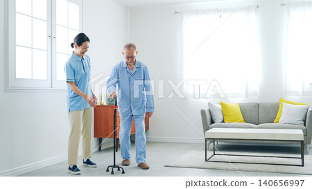 護理人員正在照顧一位老人 護理人員正在照顧一位老人 140656997