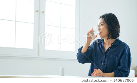 中間夫人飲用水在屋子裡 中間夫人飲用水在屋子裡 140657006