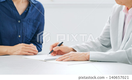 Senior men and women taking notes Senior men and women taking notes 140657021