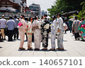 Women sightseeing in yukata 140657101