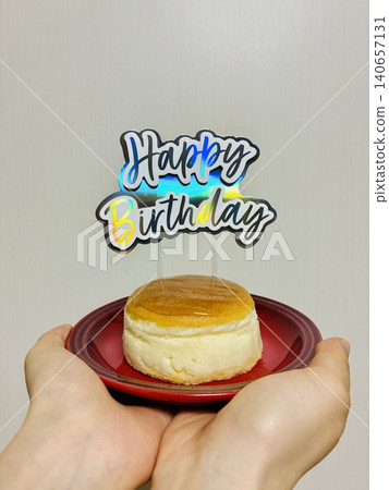 雙手捧著一個迷你蛋糕,慶祝我最喜歡的偶像的生日。 雙手捧著一個迷你蛋糕,慶祝我最喜歡的偶像的生日。 140657131