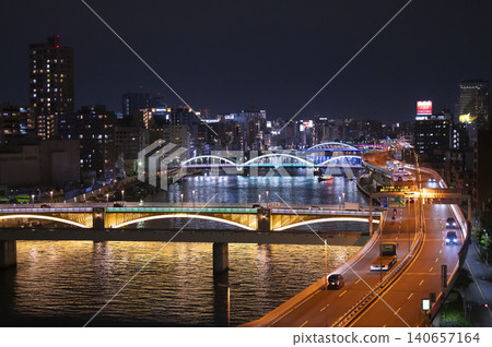 隅田川上的鞍前橋夜景(東京,夏季) 隅田川上的鞍前橋夜景(東京,夏季) 140657164