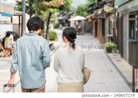 一對年輕夫婦在國內旅行期間在城市中漫步、觀光 一對年輕夫婦在國內旅行期間在城市中漫步、觀光 140657179
