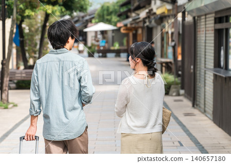 一對年輕夫婦在國內旅行期間在城市中漫步、觀光 一對年輕夫婦在國內旅行期間在城市中漫步、觀光 140657180
