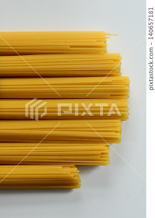 義大利麵捆紮後分成小份 義大利麵捆紮後分成小份 140657181