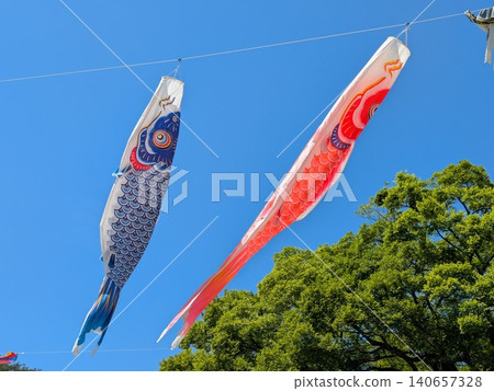 鯉魚彩帶在藍天中飄揚 鯉魚彩帶在藍天中飄揚 140657328