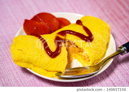 煎蛋飯切成兩半 煎蛋飯切成兩半 140657330