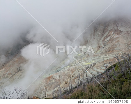 大涌谷,箱根著名的地標,火山煙霧在此升騰。 大涌谷,箱根著名的地標,火山煙霧在此升騰。 140657398