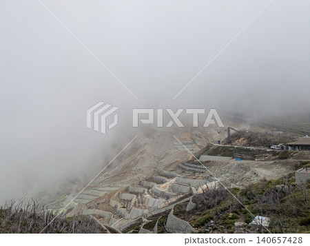 大涌谷,箱根著名的地標,火山煙霧在此升騰。 大涌谷,箱根著名的地標,火山煙霧在此升騰。 140657428