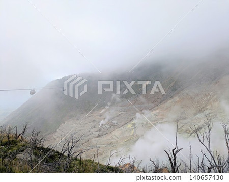 大涌谷,箱根著名的地標,火山煙霧在此升騰。 大涌谷,箱根著名的地標,火山煙霧在此升騰。 140657430