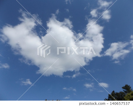 Blue sky and white clouds at Inage coast Blue sky and white clouds at Inage coast 140657537