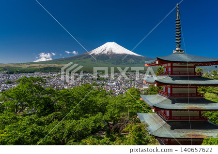 在新倉淺間公園,富士山的景色和鬱鬱蔥蔥的綠植令人賞心悅目。 在新倉淺間公園,富士山的景色和鬱鬱蔥蔥的綠植令人賞心悅目。 140657622