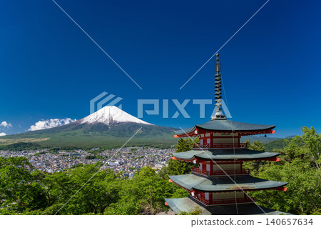 在新倉淺間公園,富士山的景色和鬱鬱蔥蔥的綠植令人賞心悅目。 在新倉淺間公園,富士山的景色和鬱鬱蔥蔥的綠植令人賞心悅目。 140657634