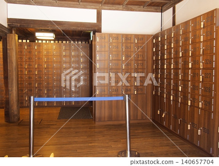 道後溫泉的木屐（木製鞋櫃） 140657704