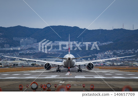 Airplane landing at Itami Airport (Senrigawa) Airplane landing at Itami Airport (Senrigawa) 140657709