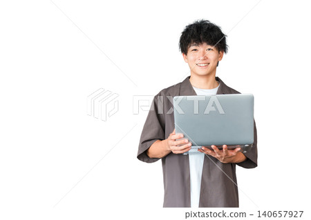 數位原生世代的年輕人,擁有一台電腦 數位原生世代的年輕人,擁有一台電腦 140657927