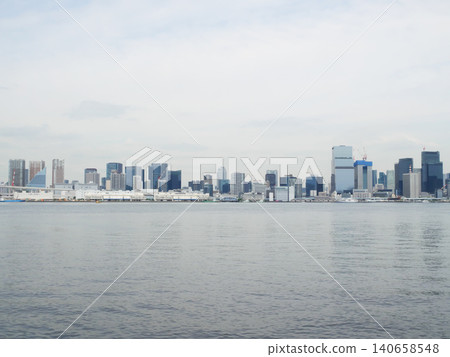 從海邊看到的東京摩天大樓 從海邊看到的東京摩天大樓 140658548